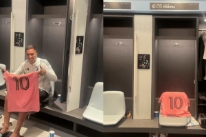 bob半岛体育-TyC：梅西赛后给明尼苏达联的两位阿根廷同胞送了球衣