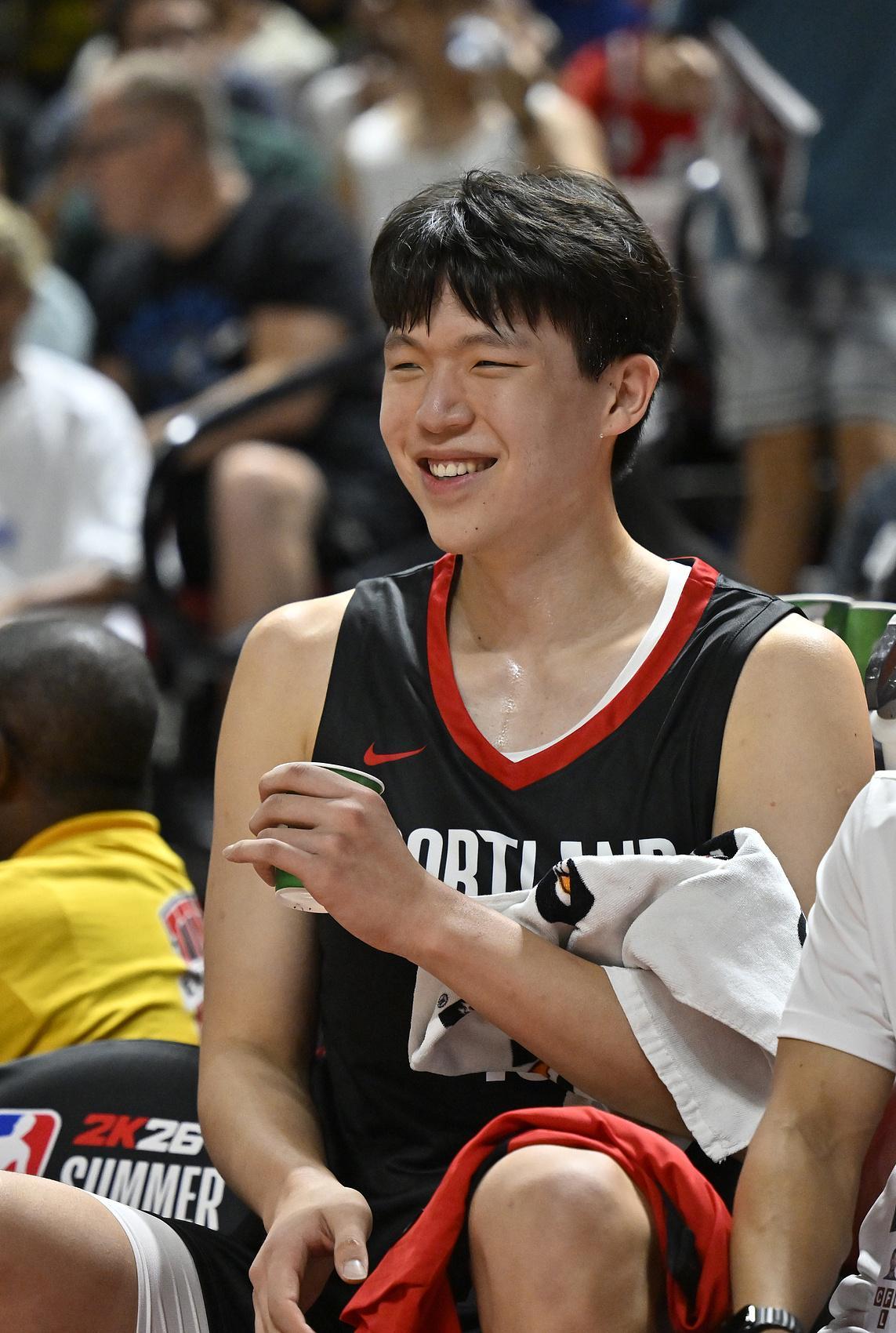 很轻松！队记：杨瀚森看起来玩得很开心 一直带着微笑