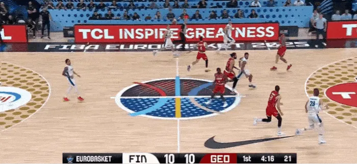 bob半岛体育-马尔卡宁快攻中硬扛两人防守,扎实脚步背转身上篮命中