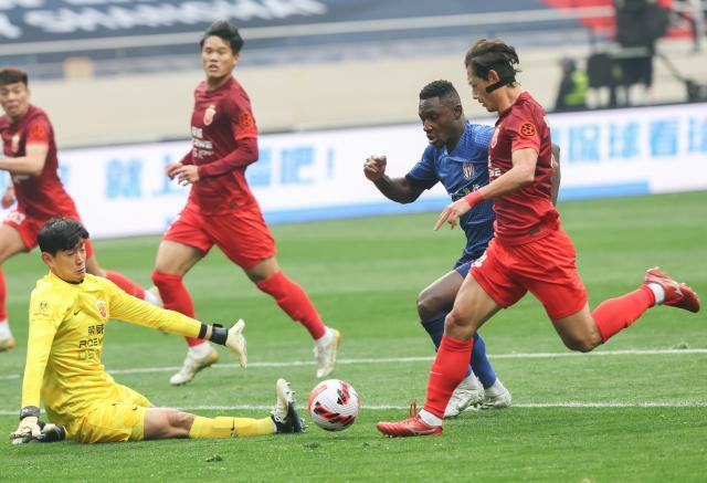 bob半岛体育官方网站-新上海德比有别超级杯：申花愈战愈强 海港展新颜